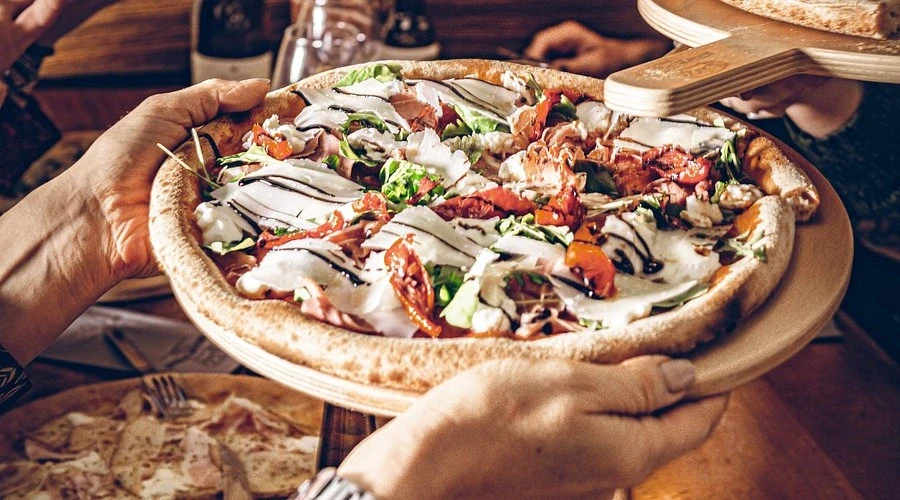 pizza dans une assiette