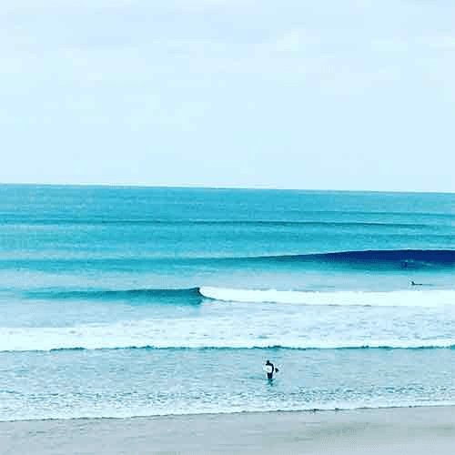 A serene wave on a calm ocean day – surfboard rental in sagres.