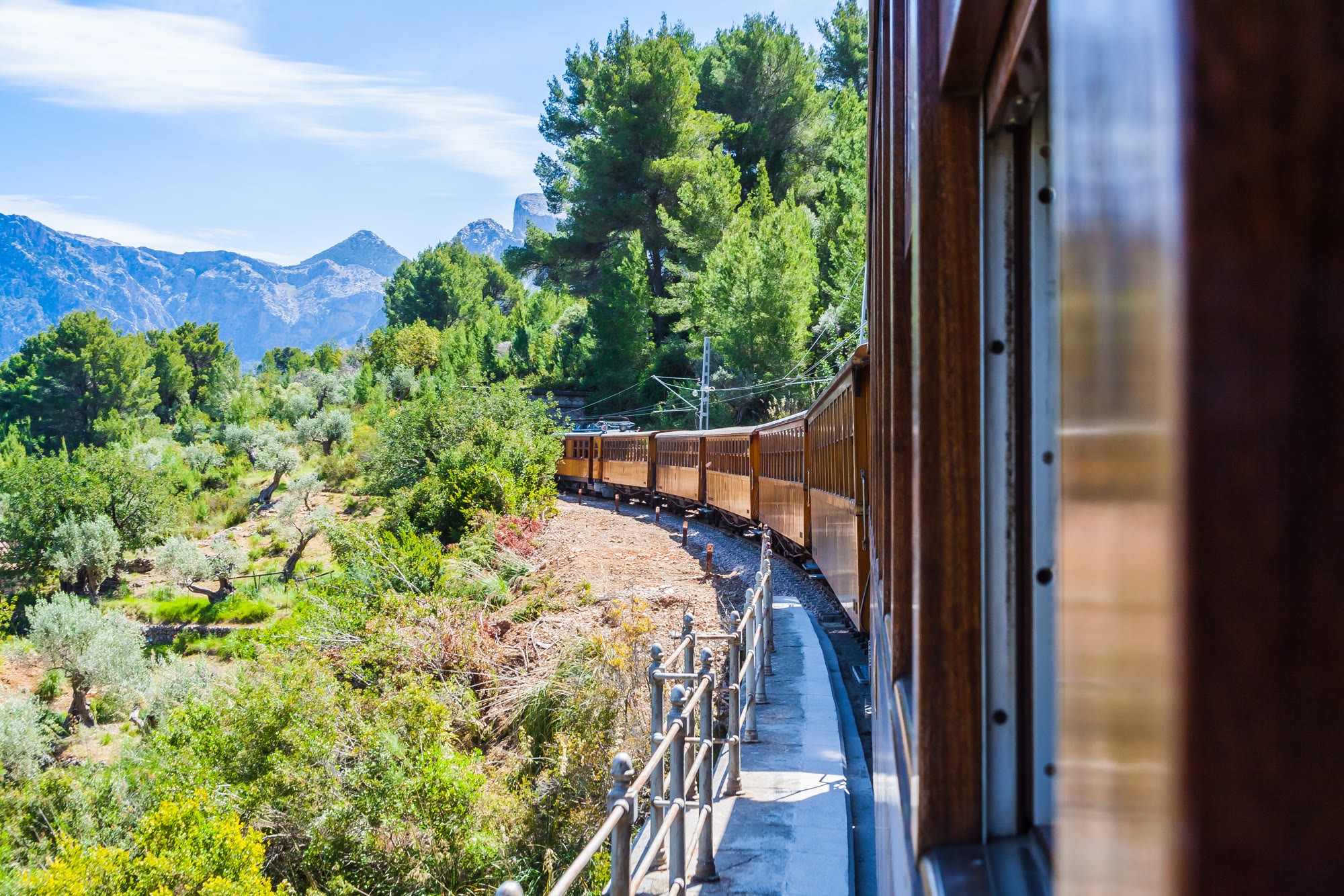 Los vagones del tren de Sóller cruzando la Serra de Tramuntana