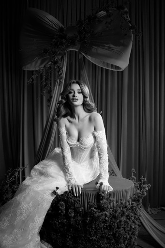 Portret alb-negru dramatic al miresei în rochie cu umerii goi — fotografie nuntă editorial style