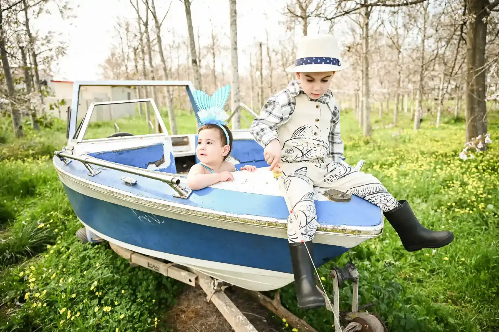 צילום ילדים בתחפושת דייג ובת ים בסירה – הצלמת שירי עציץ