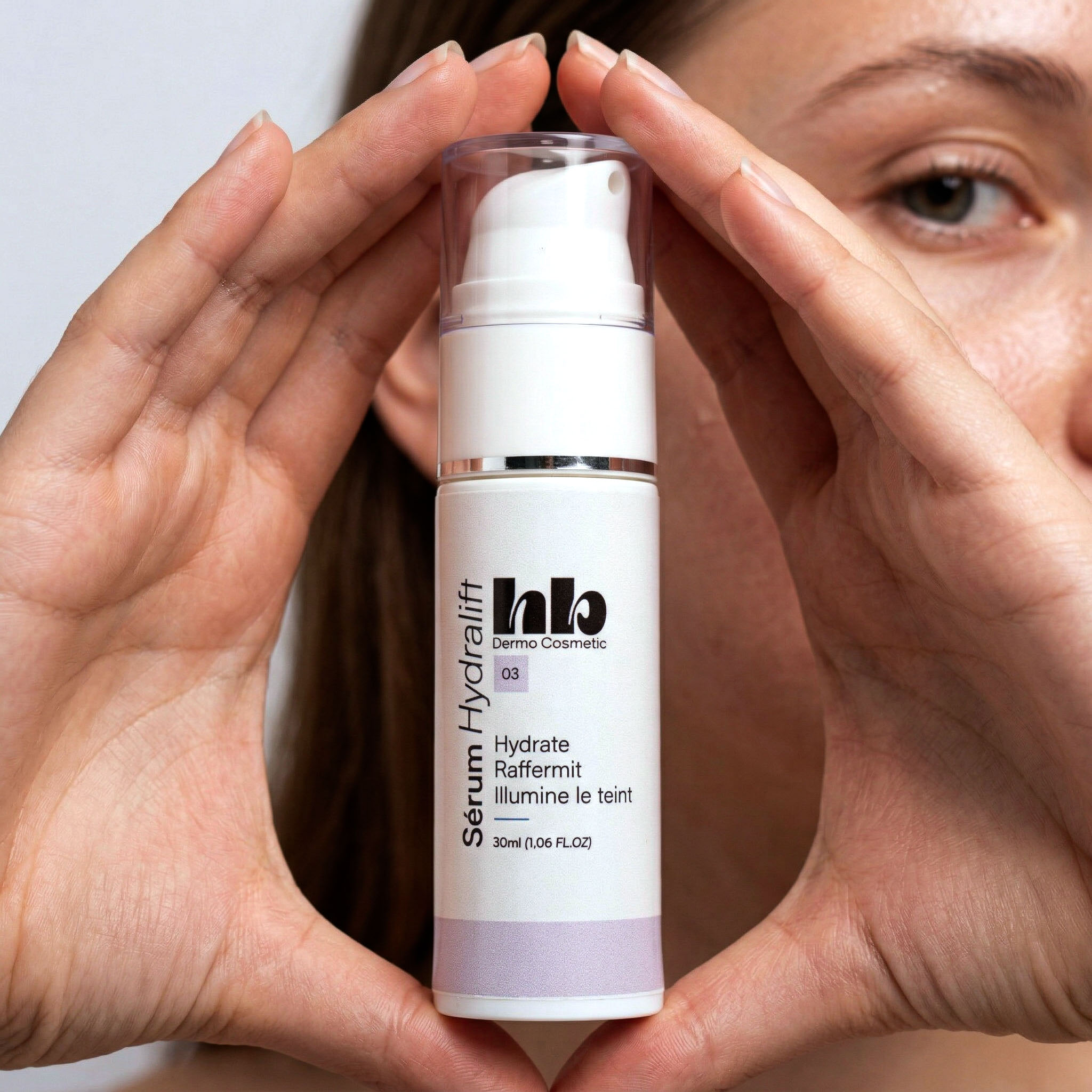 une mannequin tient un serum entre ses mains