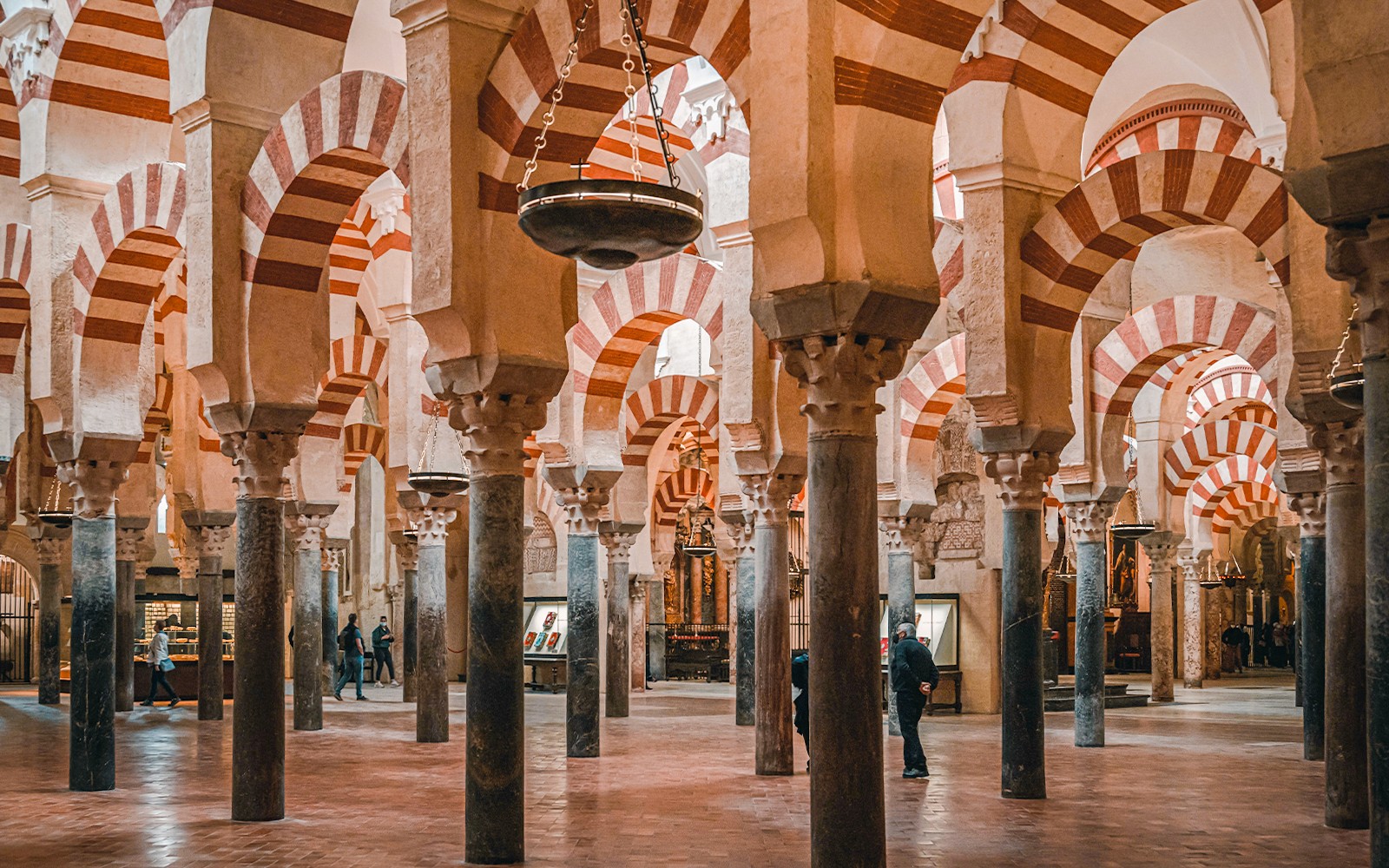 Innenbögen der Moschee-Kathedrale von Córdoba während einer geführten Tour.