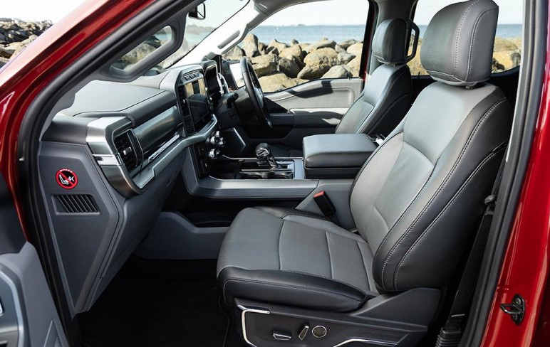 black car steering wheel during daytime