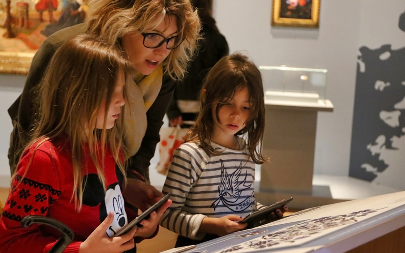 Kinderen die een tentoonstelling verkennen bij Mucem met tablets, Marseille.