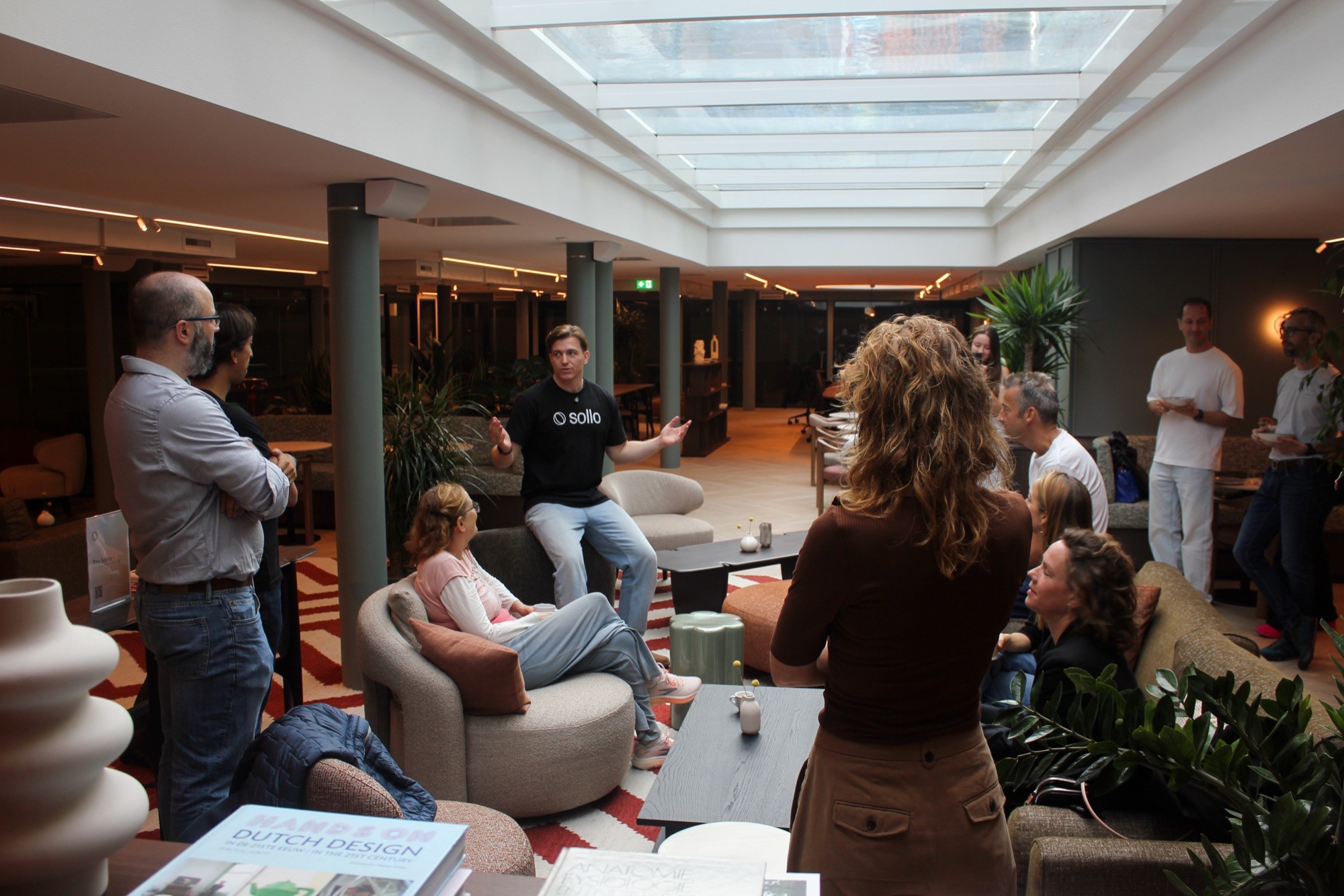Mike speaking to a room of solopreneurs at a Sollo meetup in Amsterdam