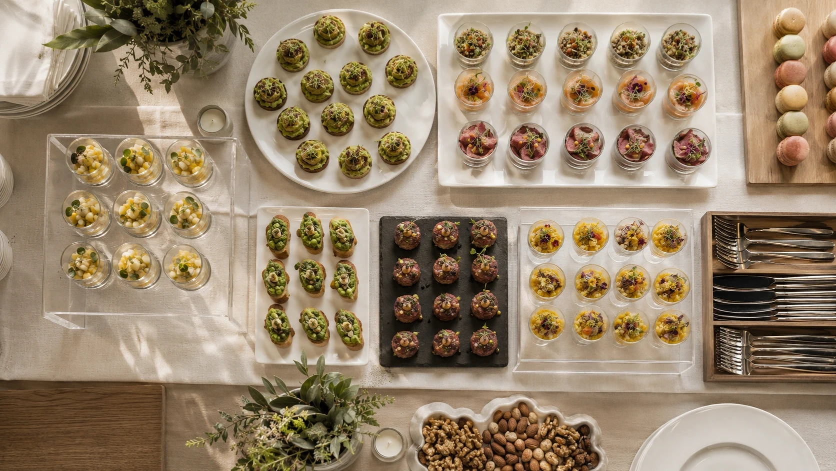 Buffet confraternização empresa em estação contemporânea de finger food com louça executiva branca