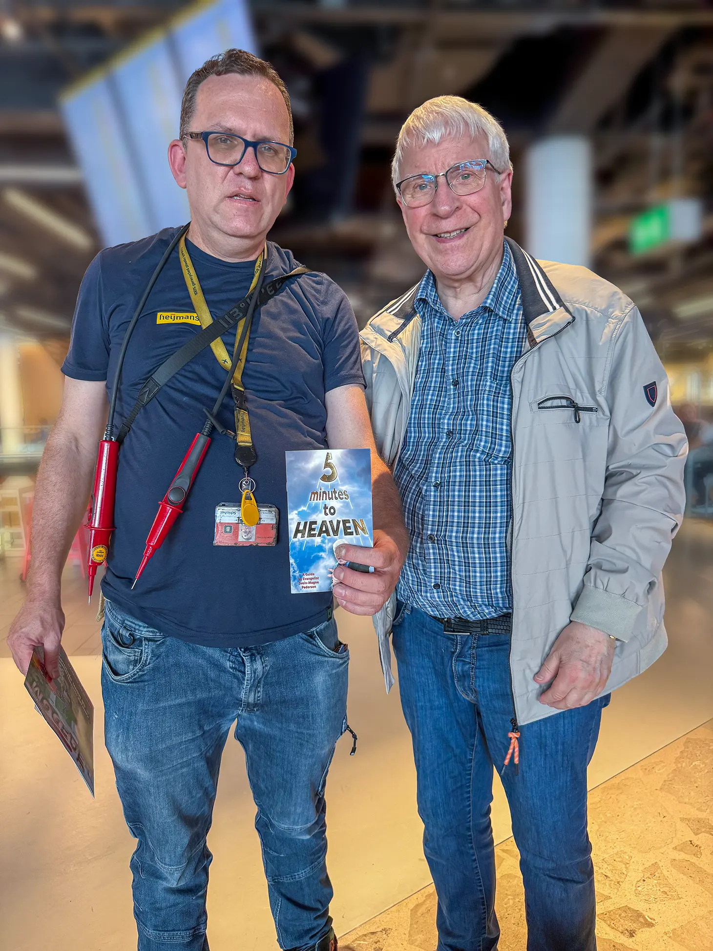 Bilde av elektriker Rudolf Golondek og evangelist Svein-Magne Pedersen sammen på Schiphol flyplass.