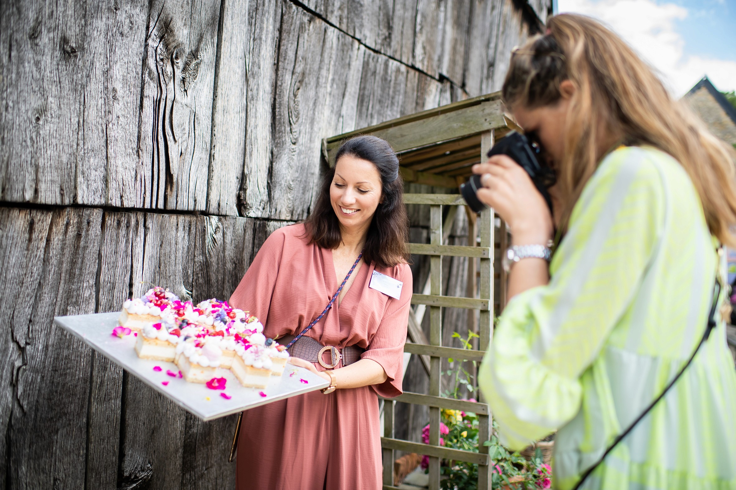 Teilnehmerinnen entspannen sich unter Sonnenschirmen im Garten
