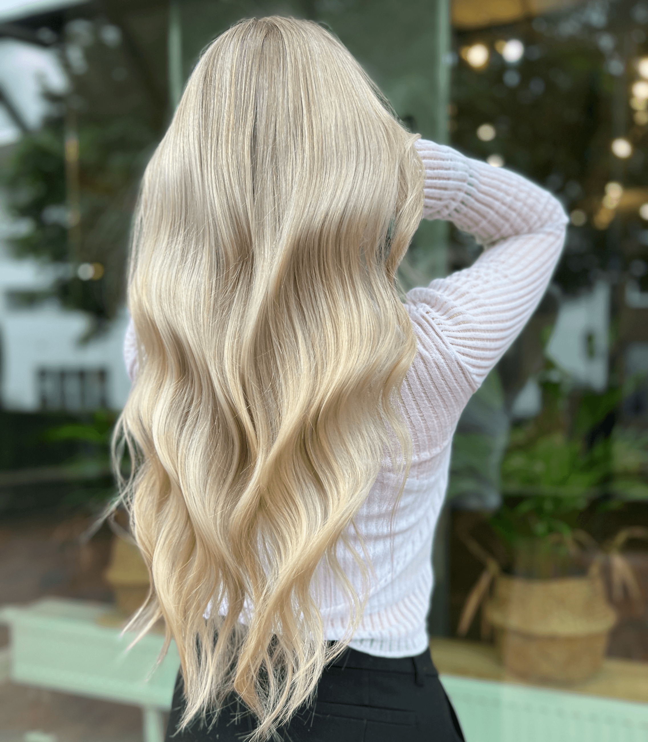 Frauen zeigt ihre neuen Extensions