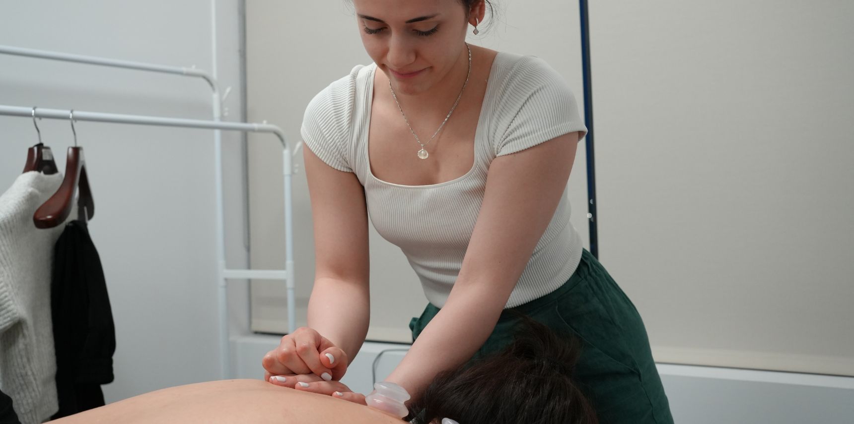 thérapie par ventouses visant à stimuler la circulation et relâcher les tensions musculaires