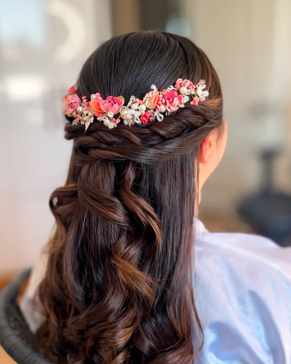 Tocado para eventos con flores rosadas de porcelana, perlas blancas, cristales y hojas metálicas