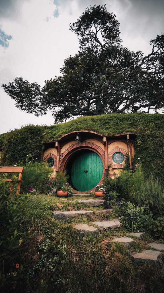 The door of bilbo house in lord of the rings