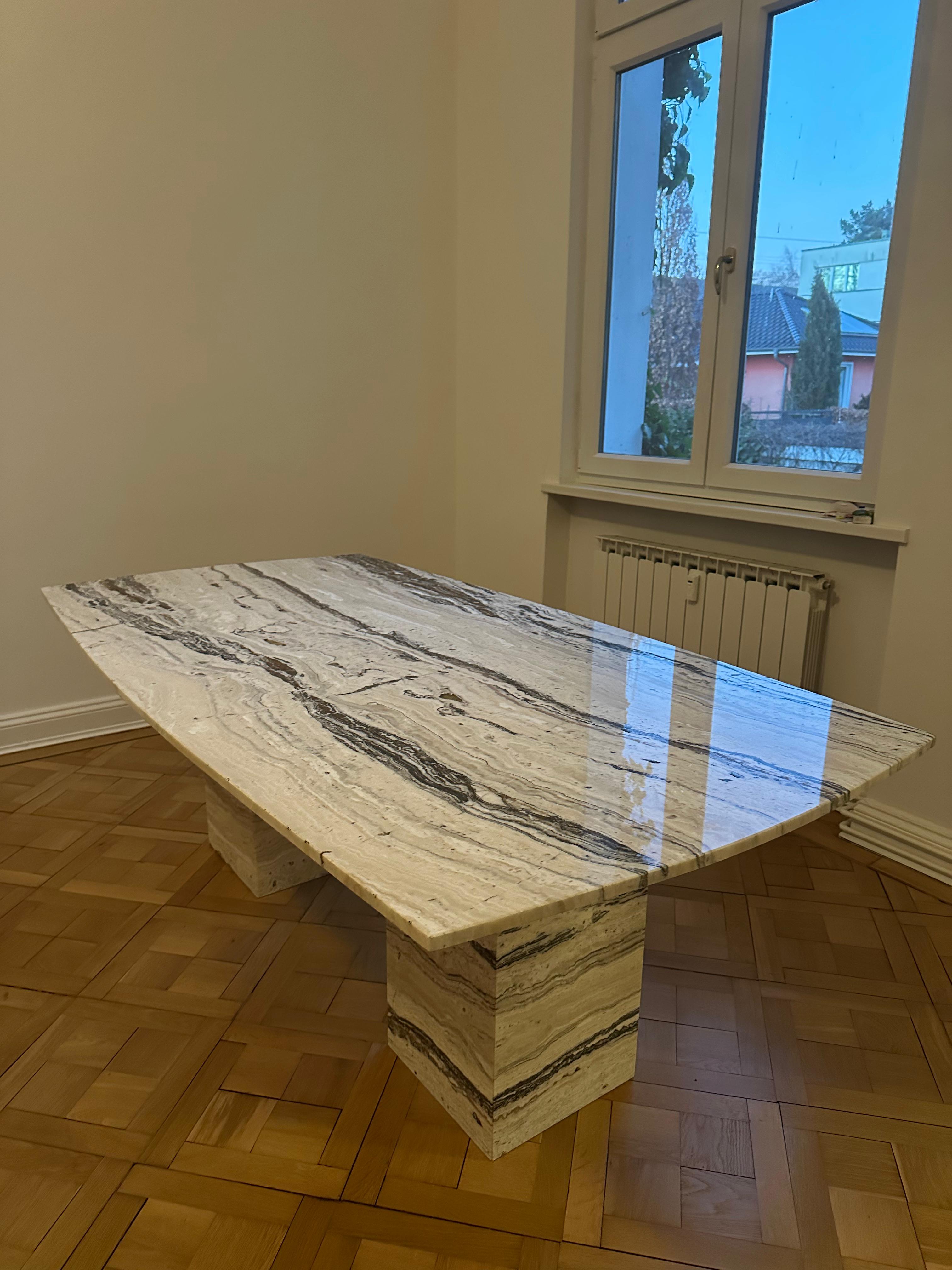 Individueller Tra-Onyx Jurassic Tisch mit quadratischen Steinbeinen bei Uniiqo in Berlin 