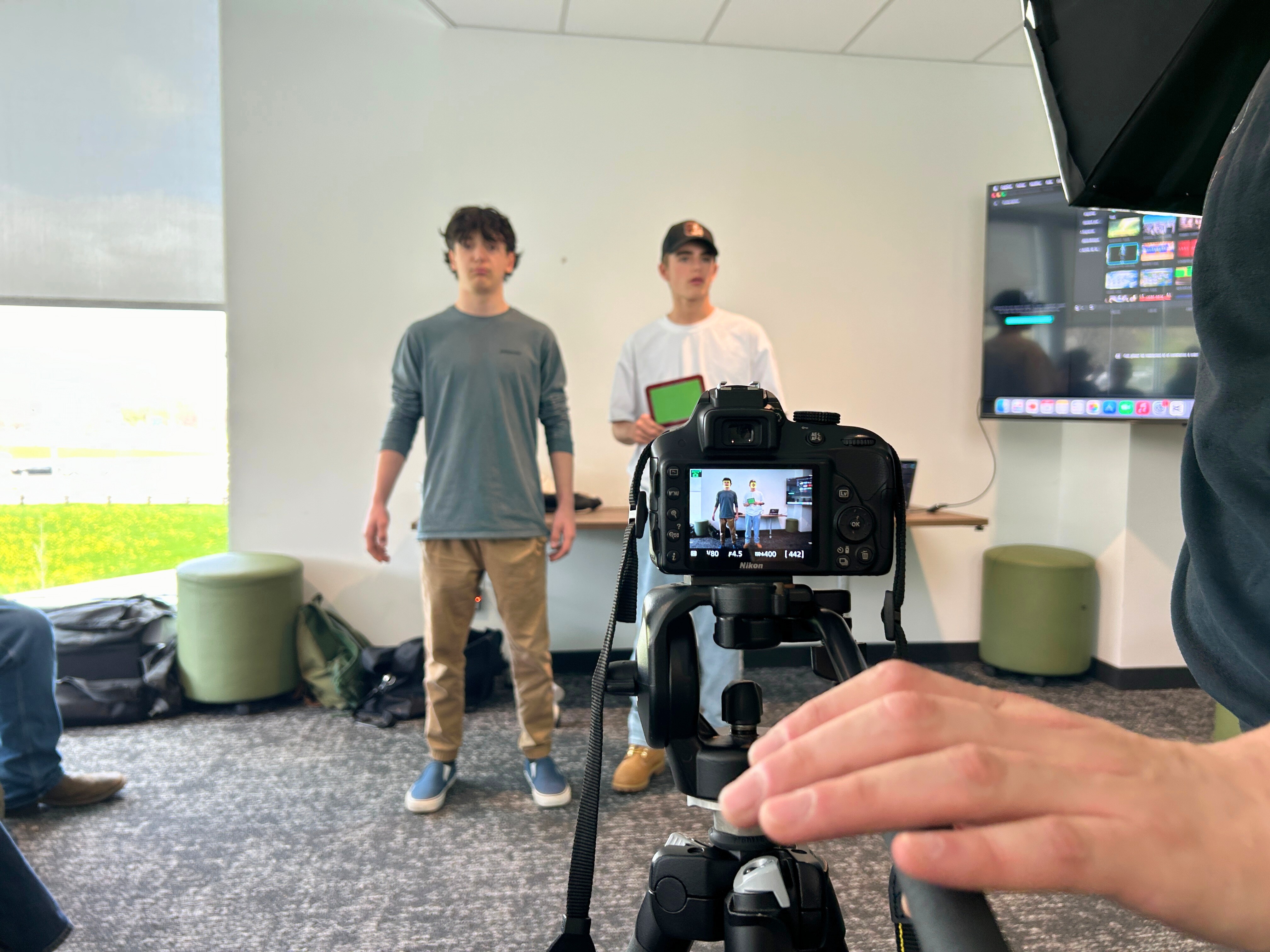 2 jeunes devant une caméra