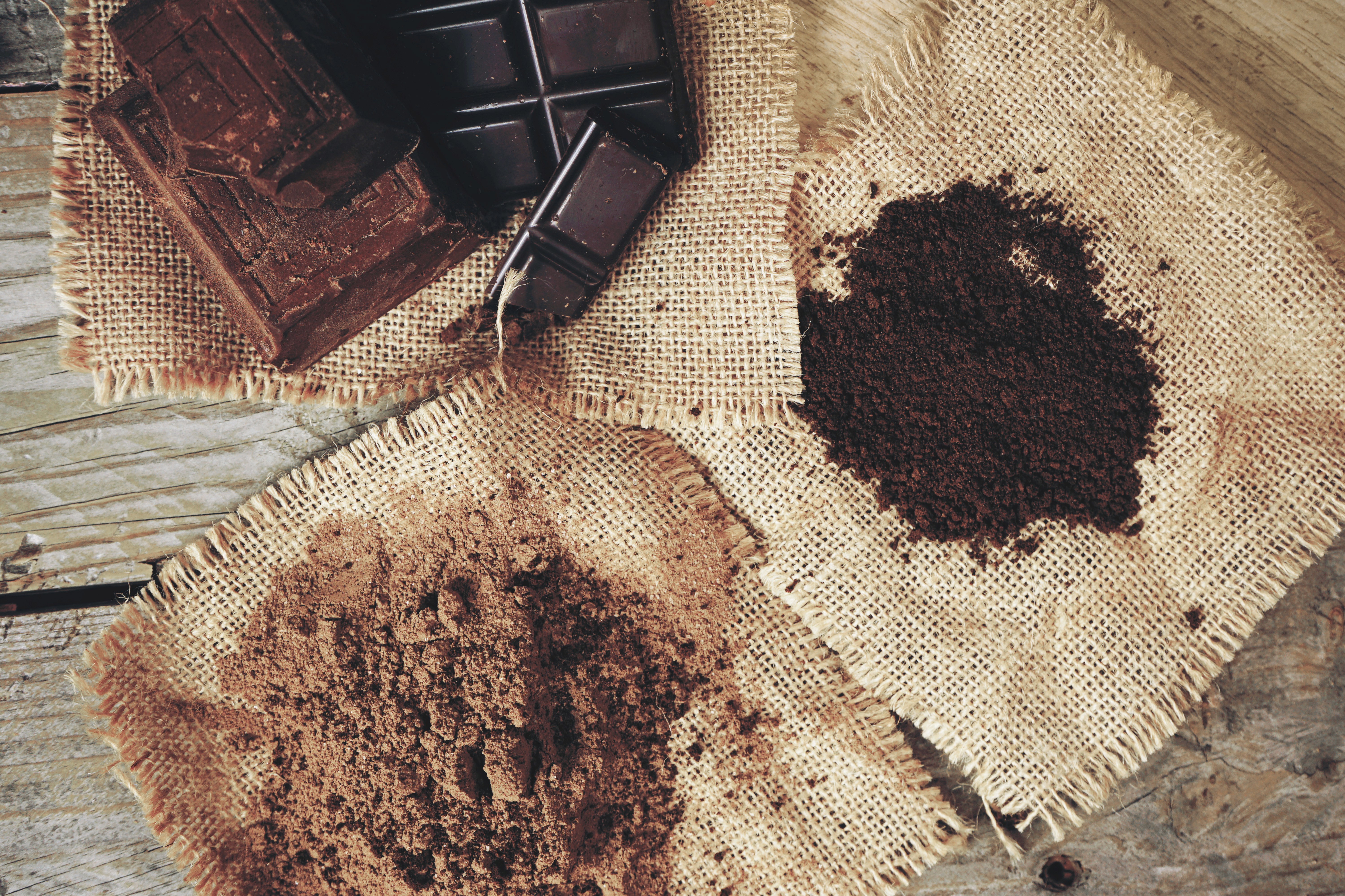 Poudres de cacao et tablettes de chocolat