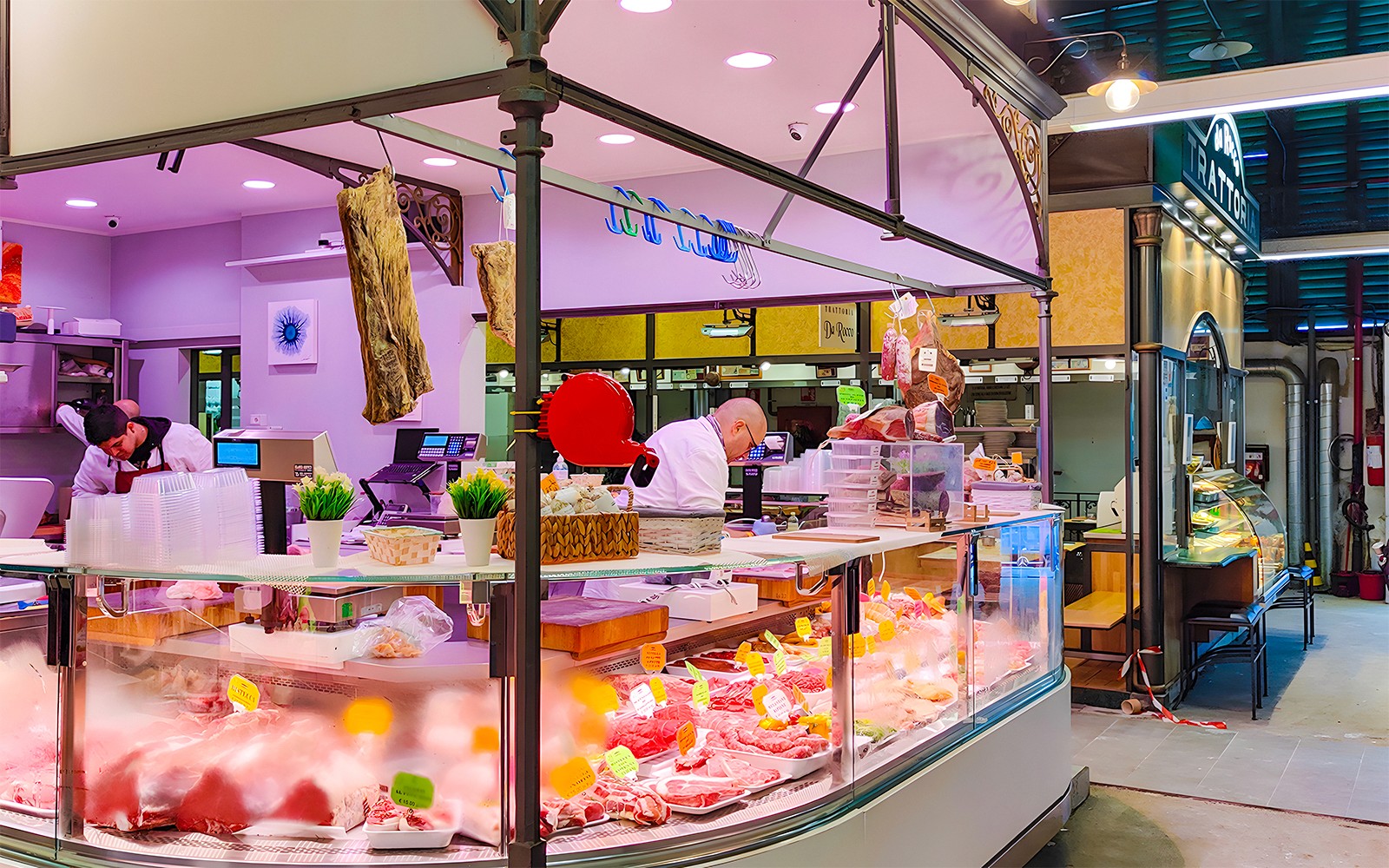 Florence slakterbutikk med spekemat og slaktere som forbereder bestillinger.