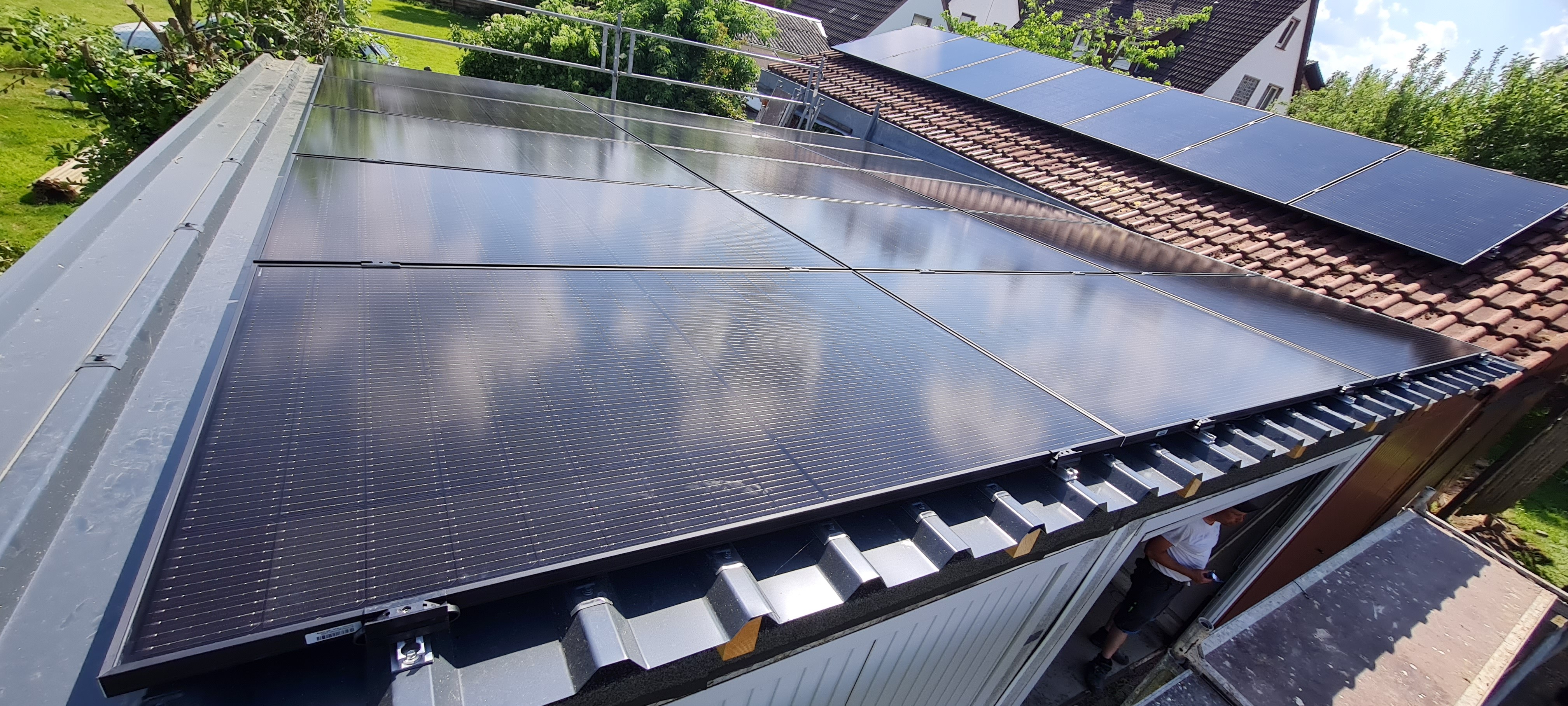 Dach mit PV-Anlage in Boffzen