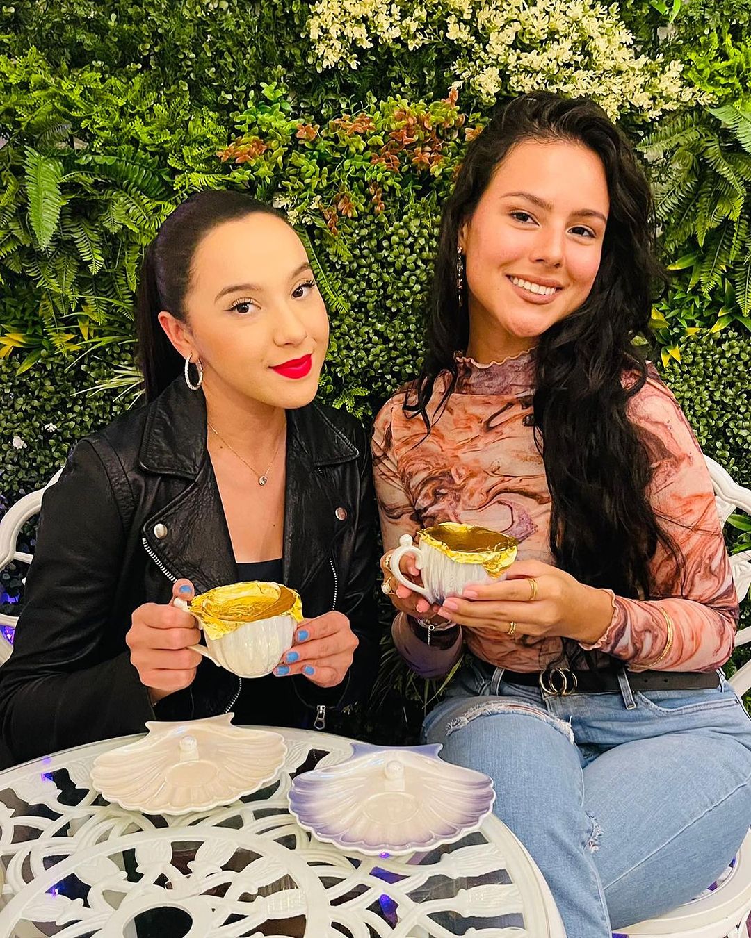 Two girls posing Cafe Renis