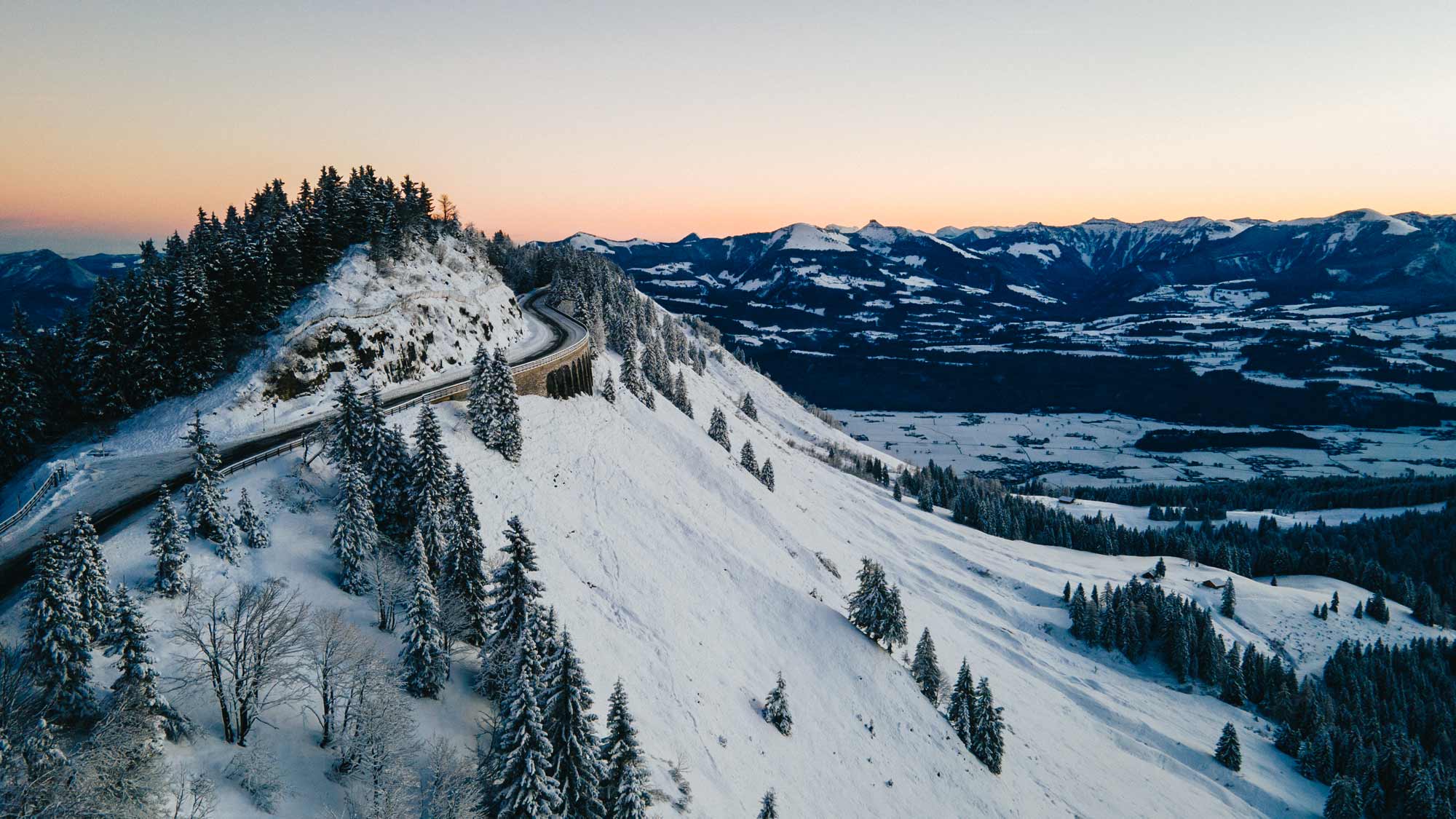 Snowy mountain landscape at sunset, ideal for filmproduction and strategic storytelling in advertising campaigns for Porsche
