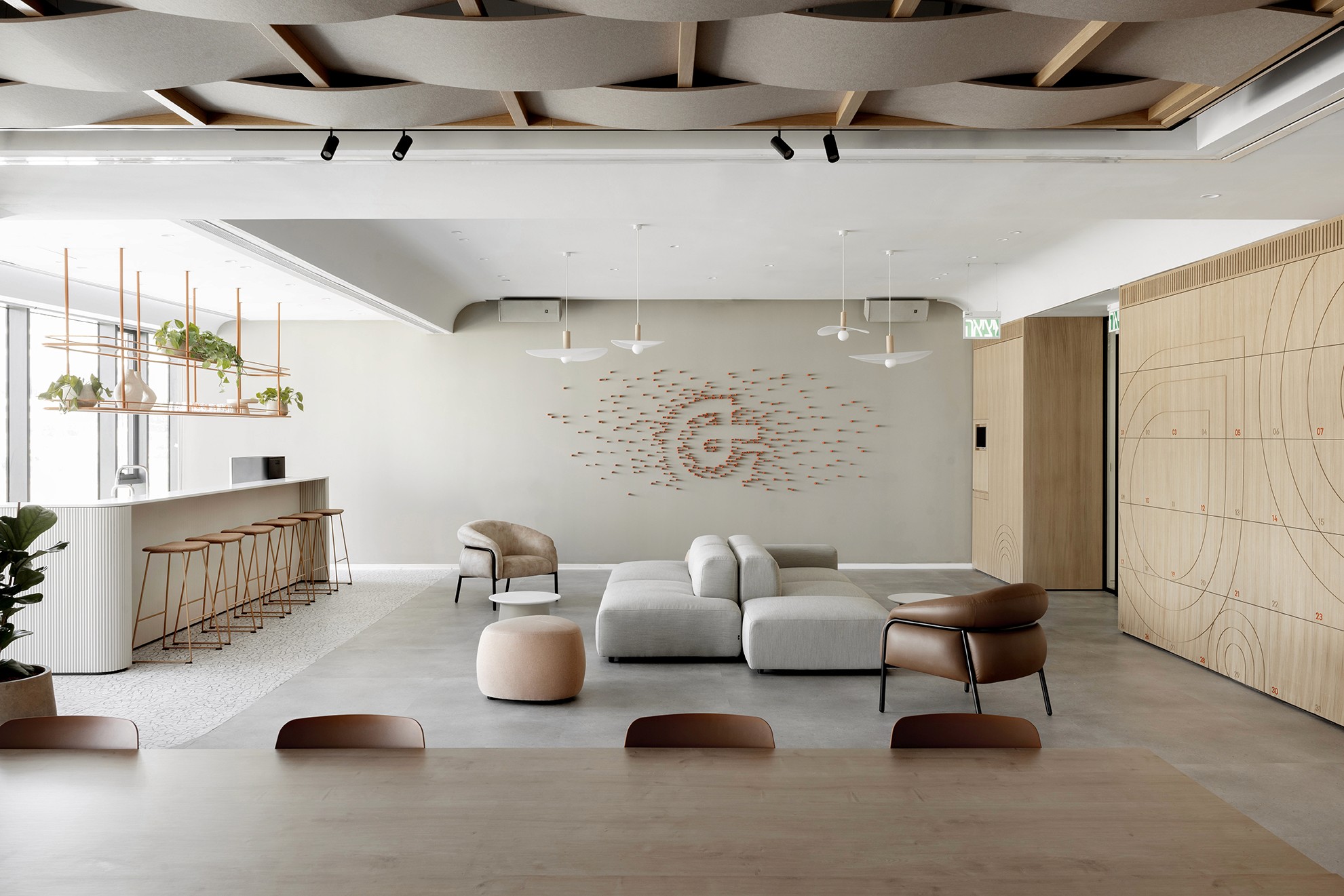 תכנון מרכז הדרכות מודולרי – חלל דינמי המאפשר שינוי תצורה מהיר מאולם מליאה רחב לכיתות לימוד אינטימיות בהתאם לצורך