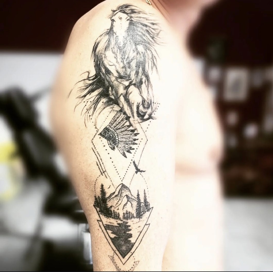tatouage biceps noir bras homme