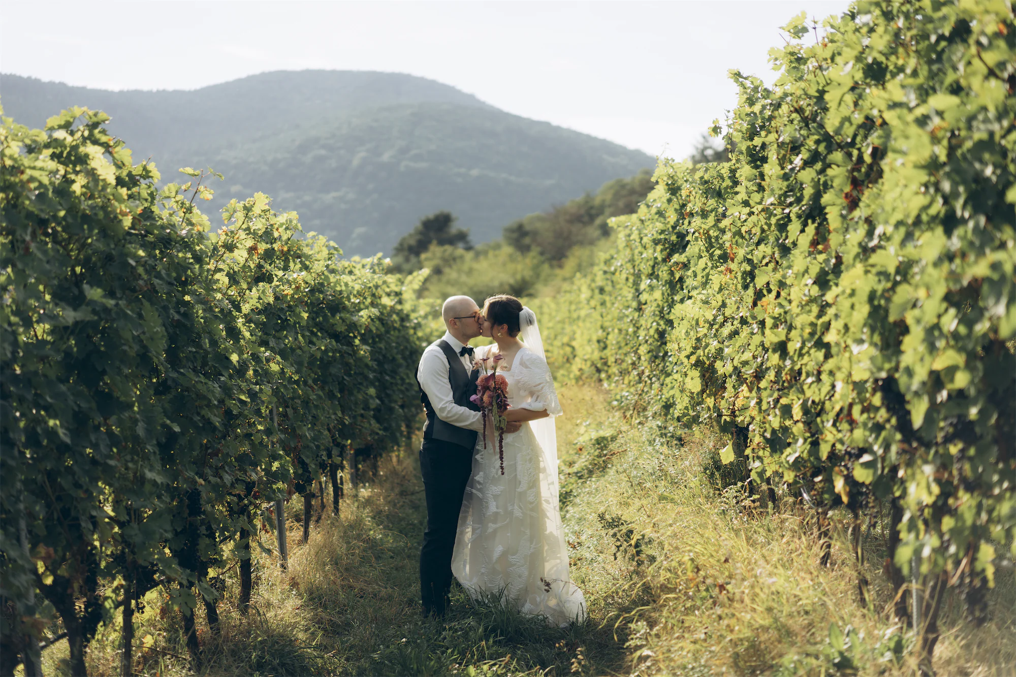 wedding couple photos Ringpark Würzburg, romantic park shoot Würzburg, engagement photography Ringpark