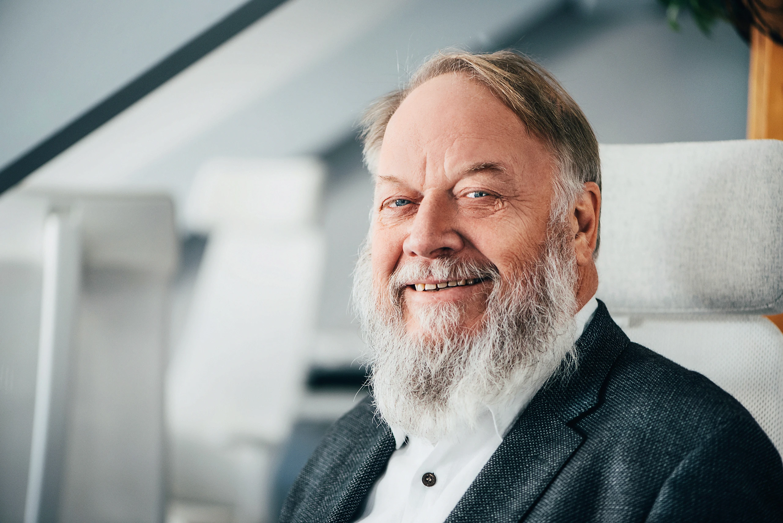 Portret direktora u kancelariji pod prirodnim osvetljenjem