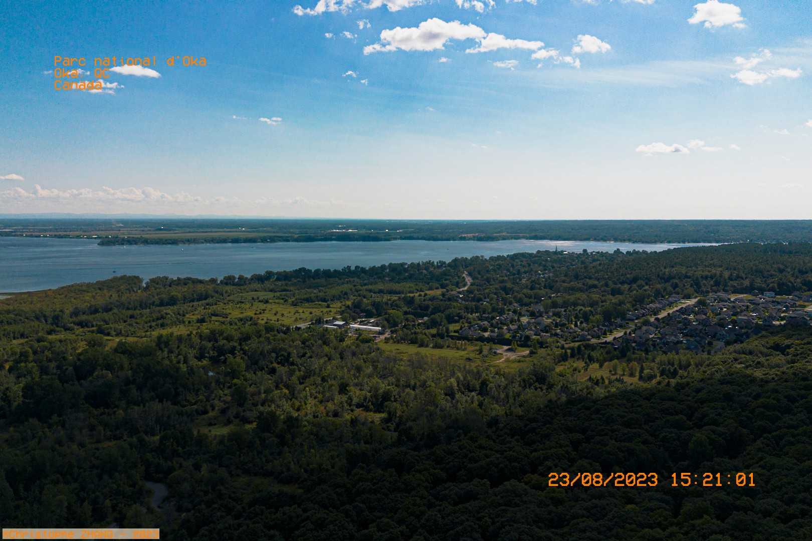 Vue aérienne du Parc national d'Oka avec le lac et les forêts environnantes.