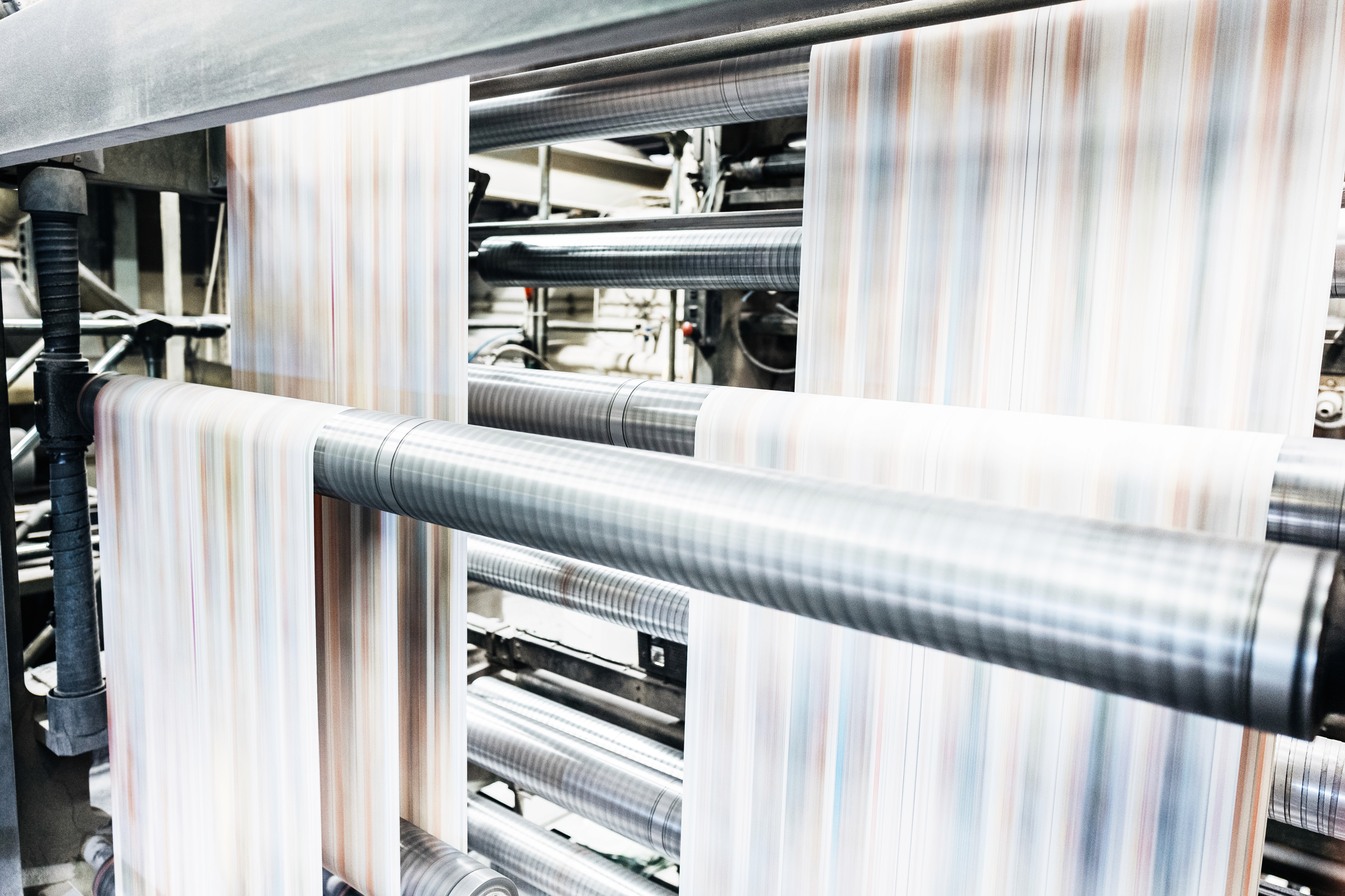 Rollenoffset-Druckmaschine in der eigenen Druckerei von ADAM MEDIA