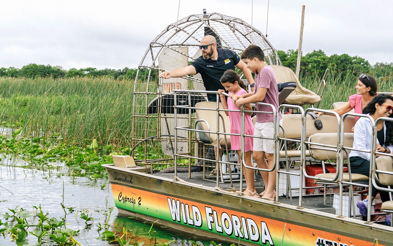 Florida'da Everglades manzarasını izleyen misafirler için bir havalı bot turu.