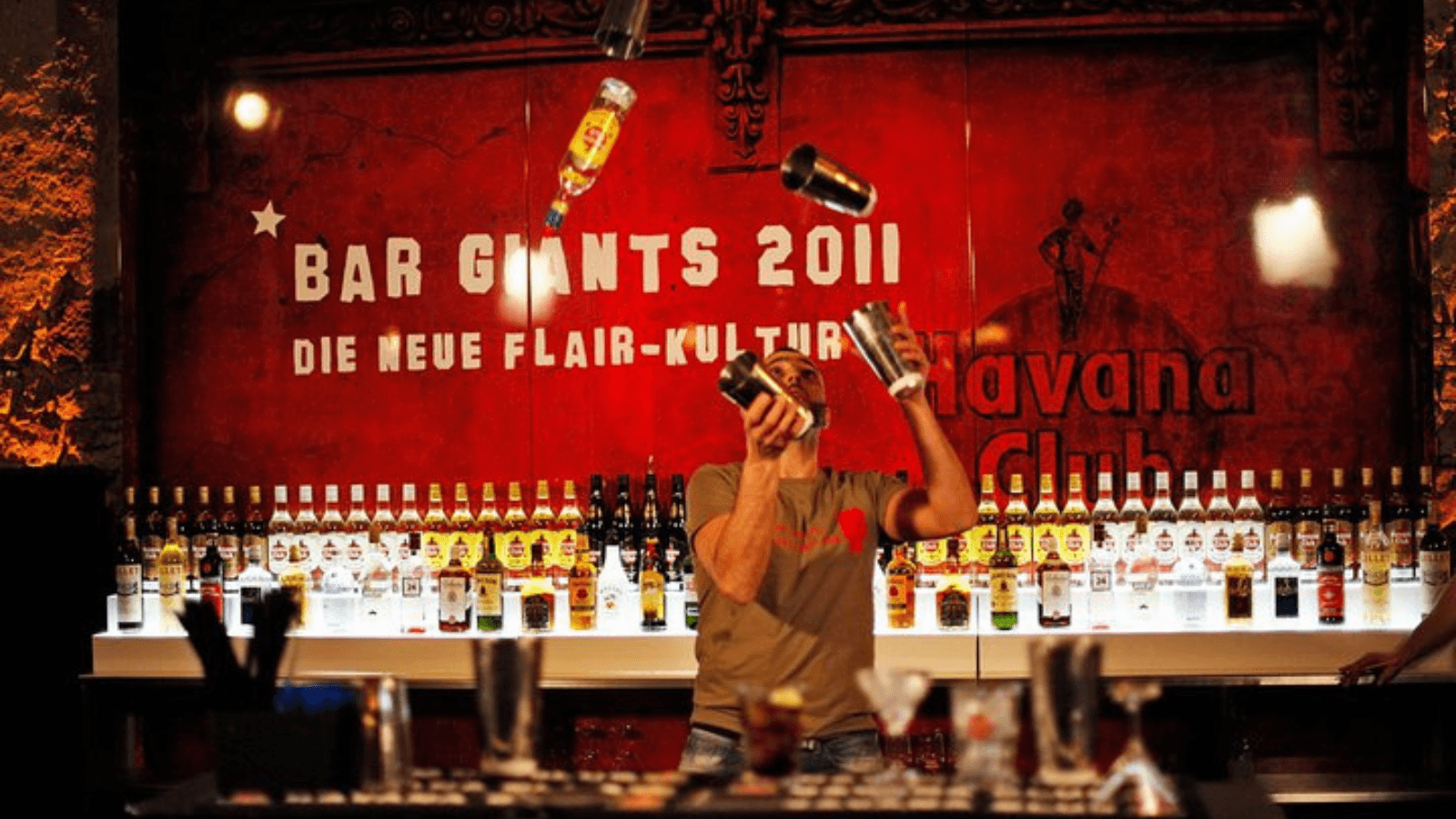 Tony Oliviero zeigt eine professionelle Flairbartending-Show für Havana Club – beeindruckende Technik, die er in seinen Kursen und Büchern vermittelt.