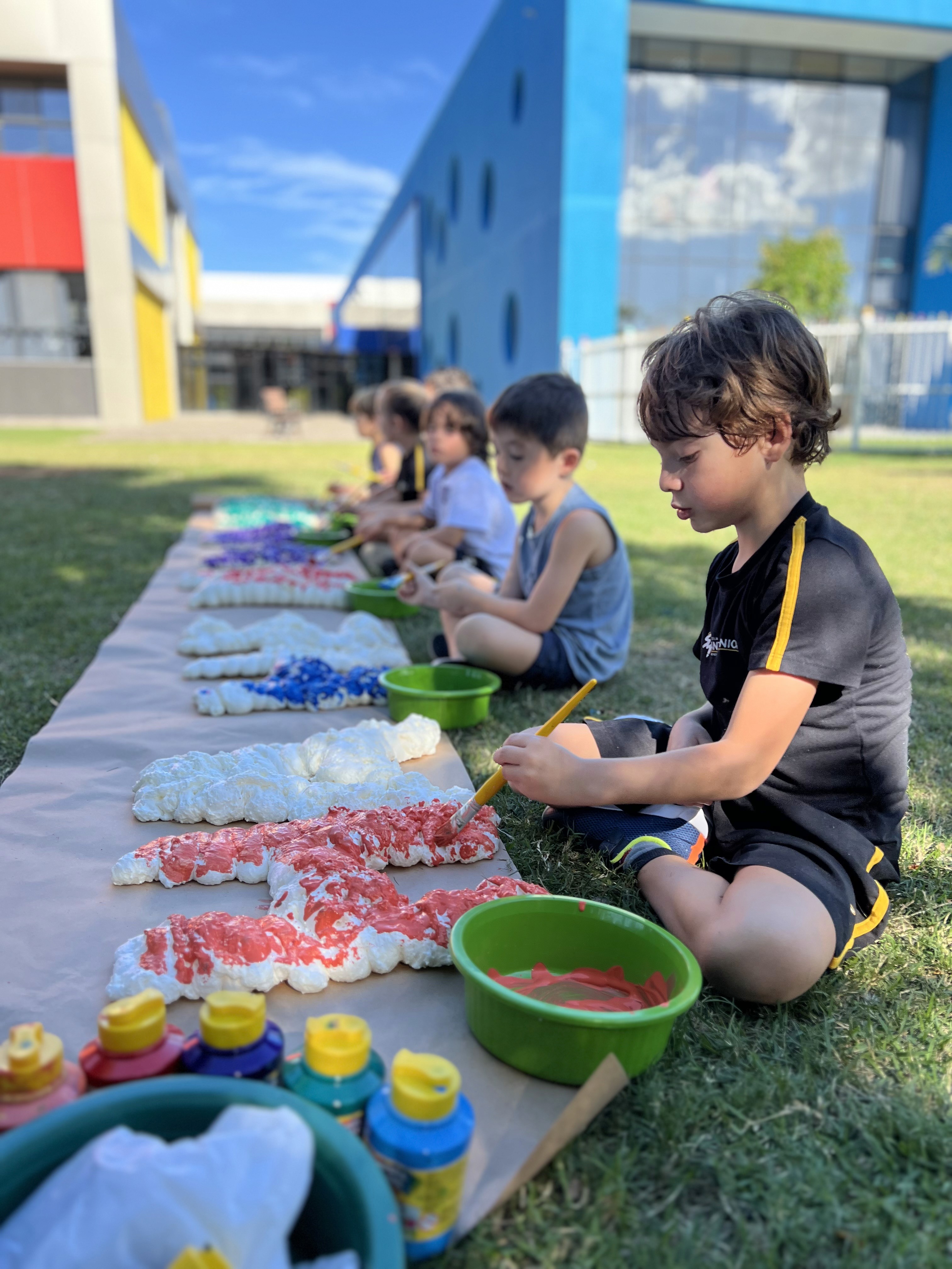 Alunos do Jardim II da Escola Santa Mônica participam de atividade do projeto Astroalfa explorando a letra A.