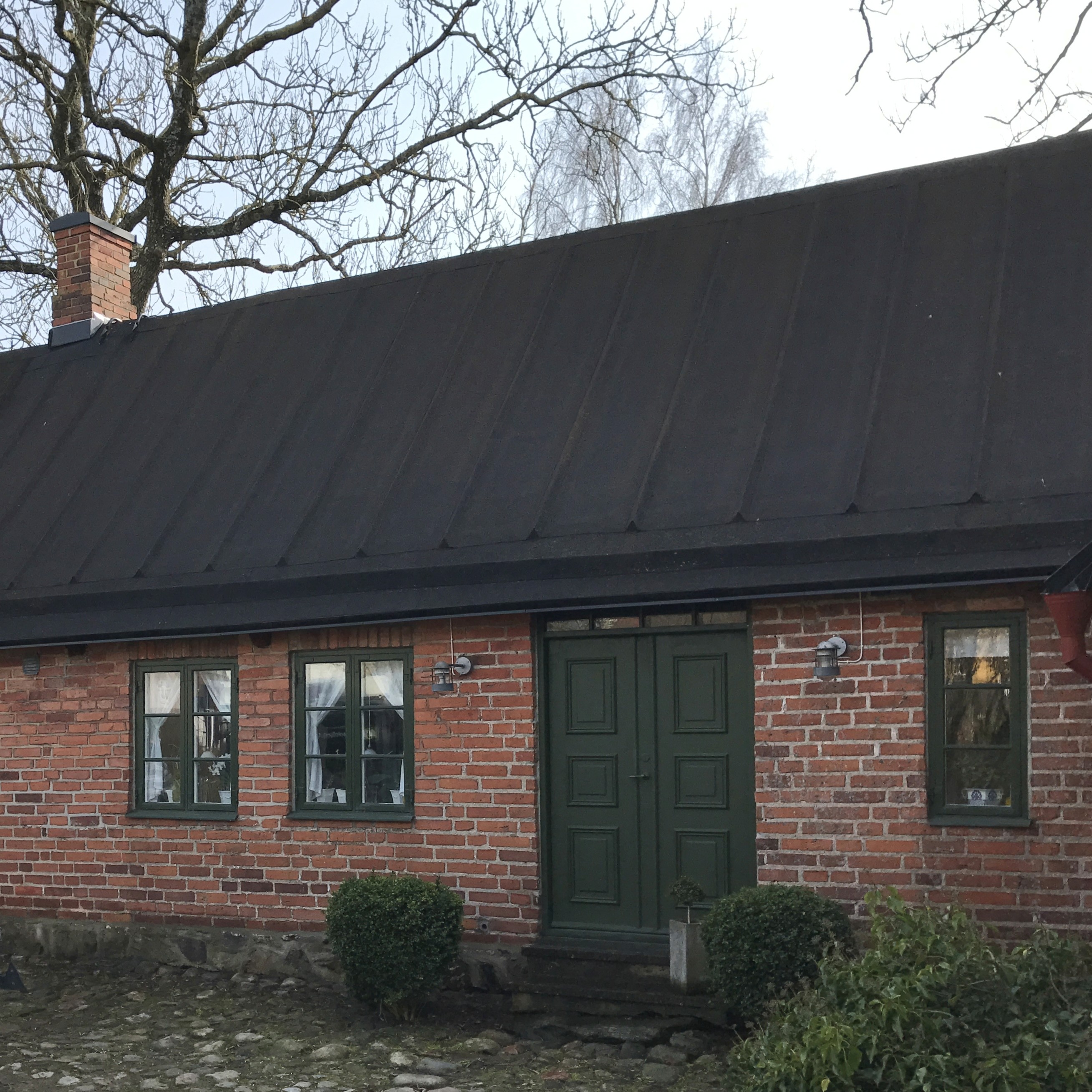 Tak efter taktvätt där mossa avlägsnats och ytan blivit ren