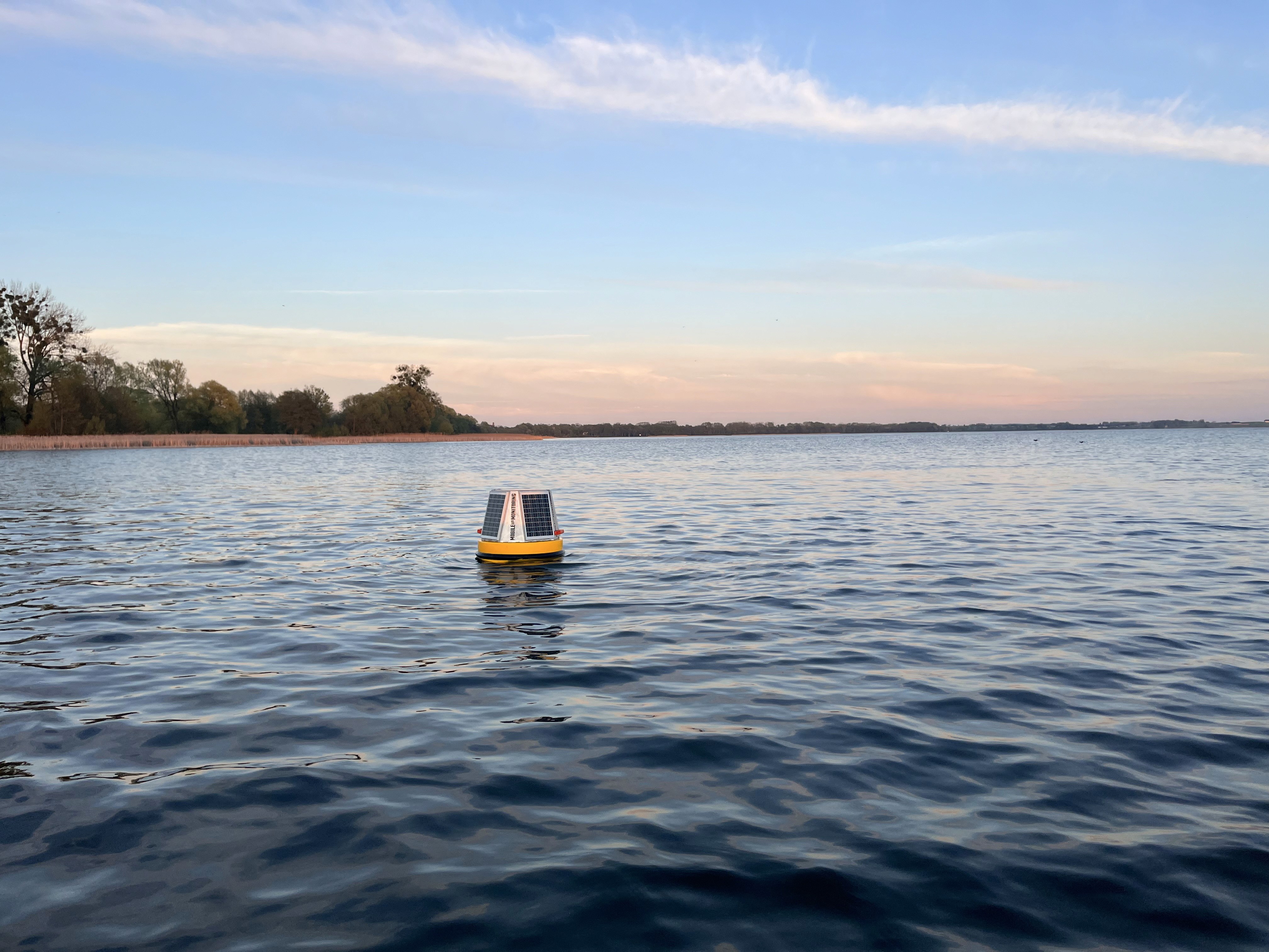 boja pomiarowa morska na akwenie wodnym
