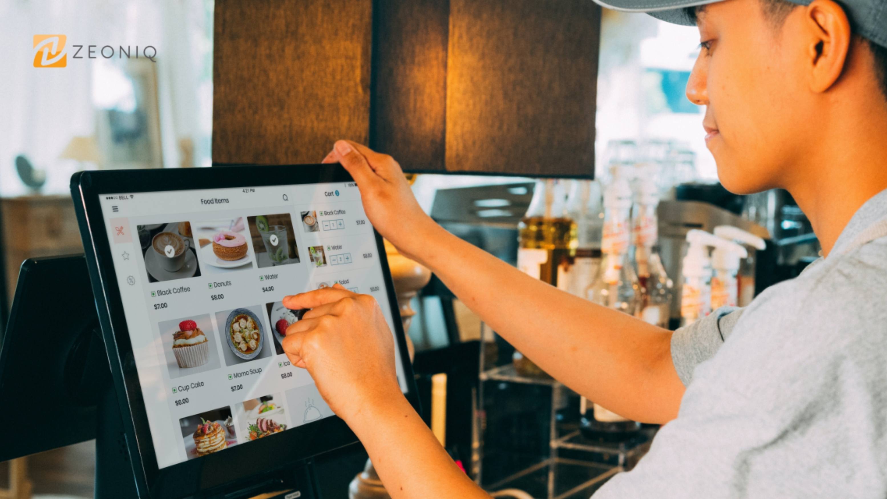 一位马来西亚餐厅员工正在操作 Zeoniq POS