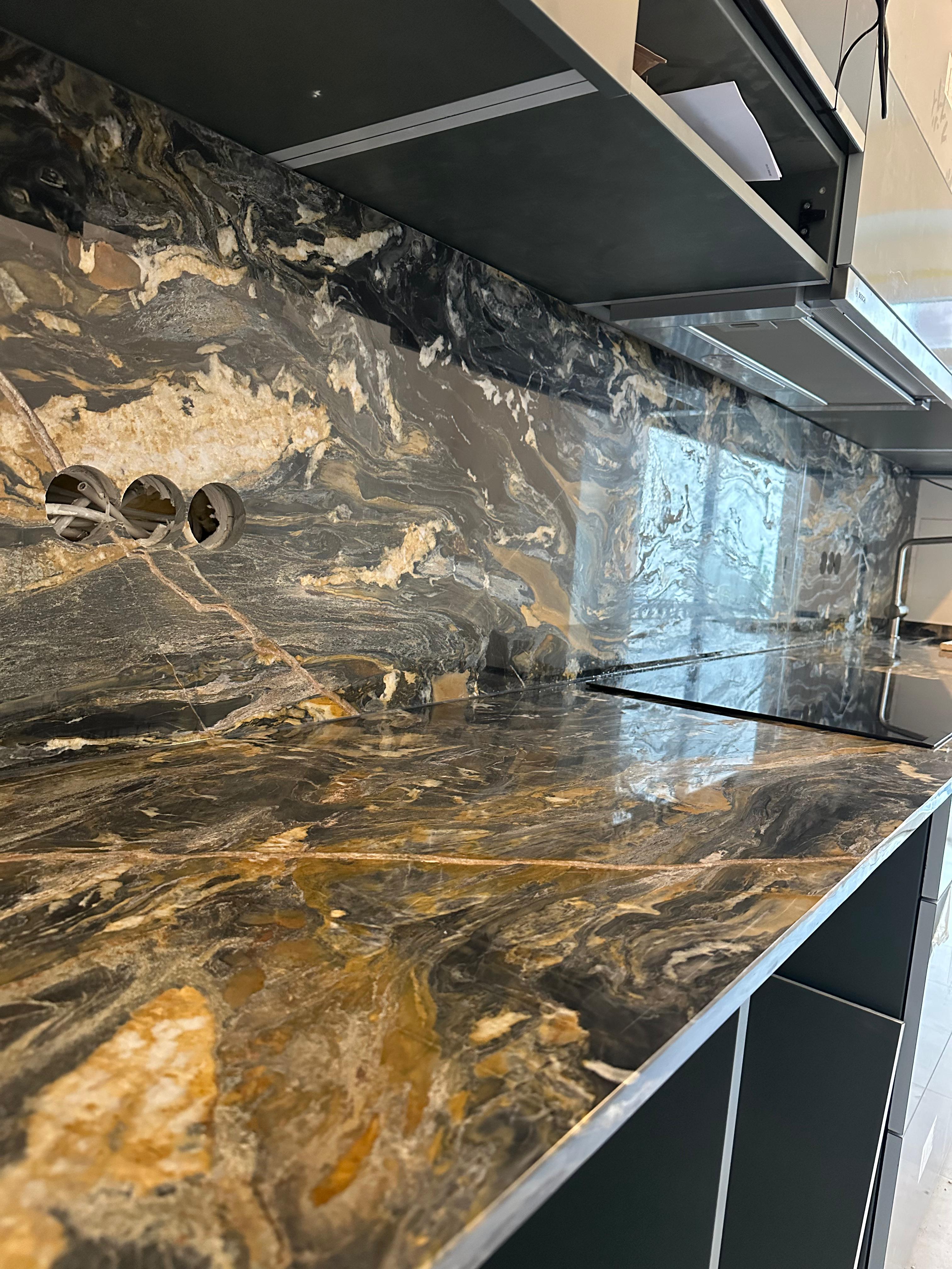 Küchenarbeitsplatte aus Imperial Grey Marmor in Berlin mit markanter graublauer Aderung