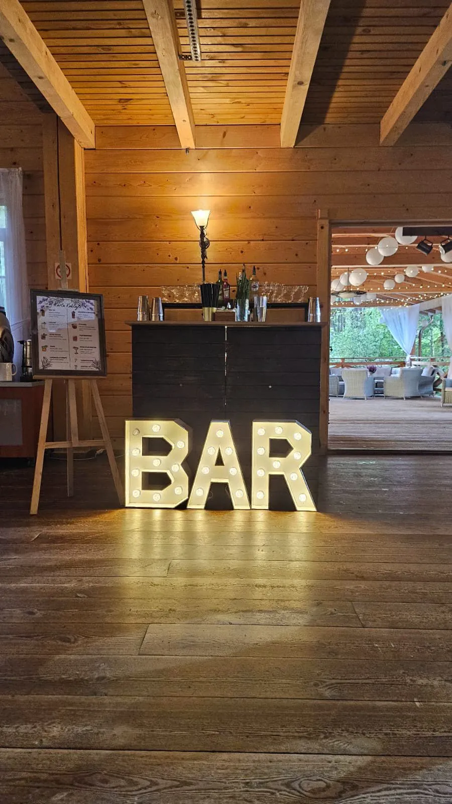 Nowoczesne atrakcje weselne – barman na mobilnym barze.