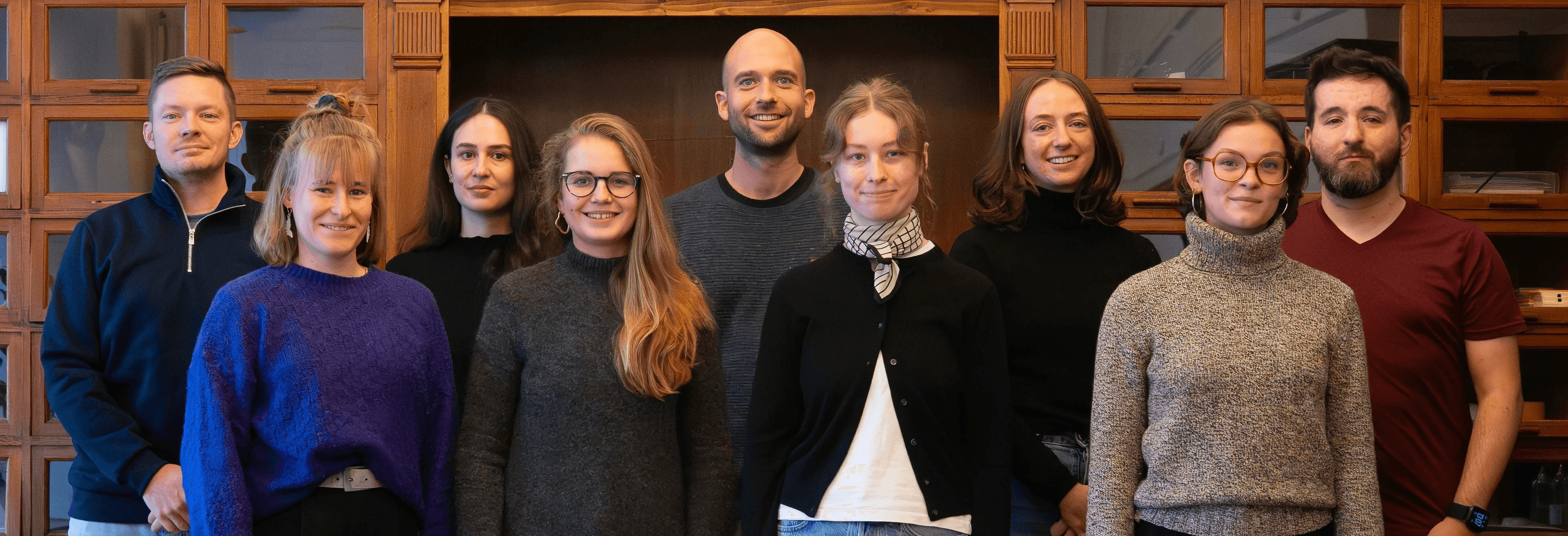 Team Foto: Team am Tisch in Meeting.