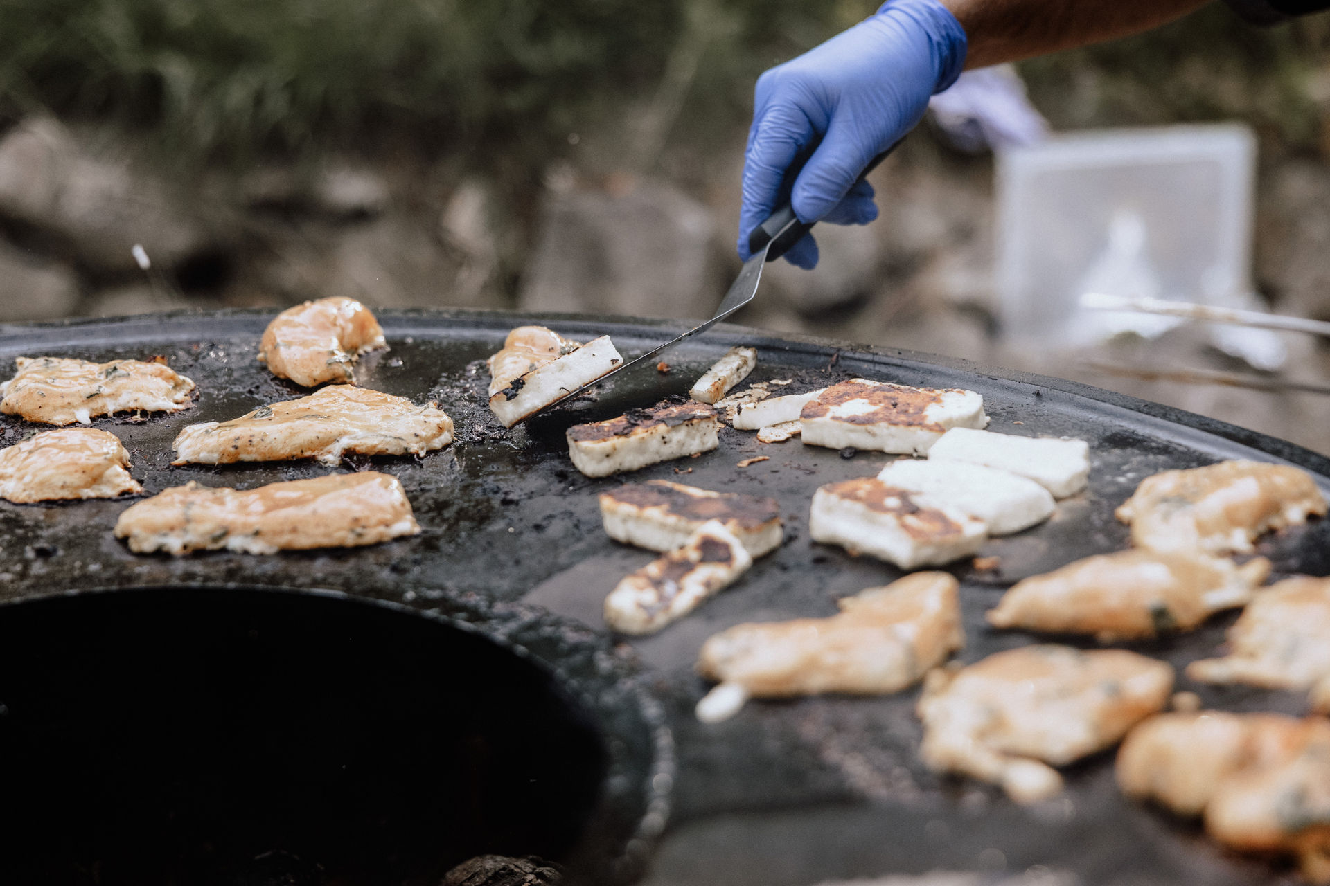 Live-Grilling auf der Feuerplatte: MT-Catering bereitet frisches Fleisch und Grillkäse für ein Event-Catering in Albstadt zu.