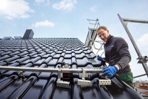 Techniker bereitet Dach für die Installation einer Photovoltaikanlage vor – Qualität und Präzision von Solartechnik Nordwest.