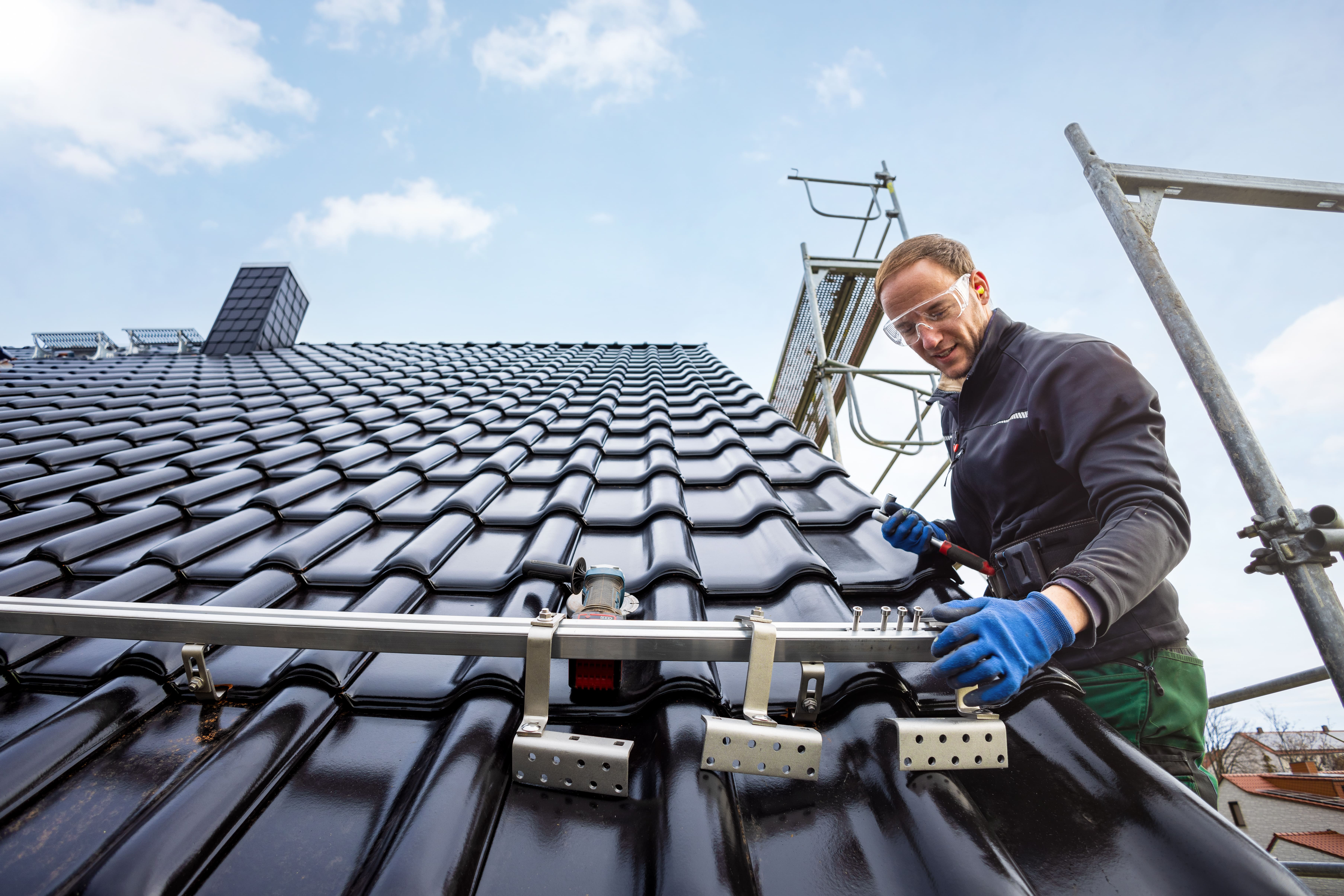Arbeiten bei Solartechnik Nordwest – Solarteur bei der Montage einer PV-Anlage auf dem Dach, Karriere im zukunftssicheren Solarhandwerk.