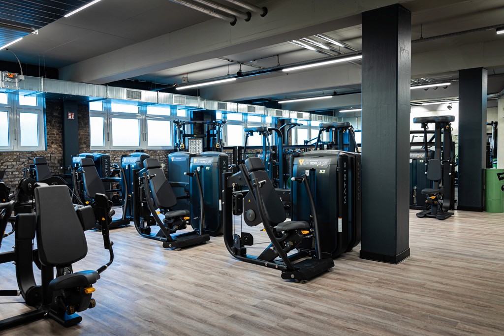 Kraft-Bereich im XTRAFIT Fitnessstudio Unna mit modernen Geräten und großen Fenstern.