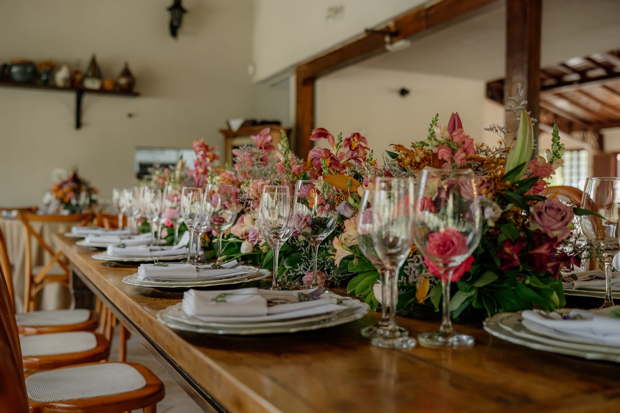 Recepção ao ar livre com ambientação elegante e serviço premium