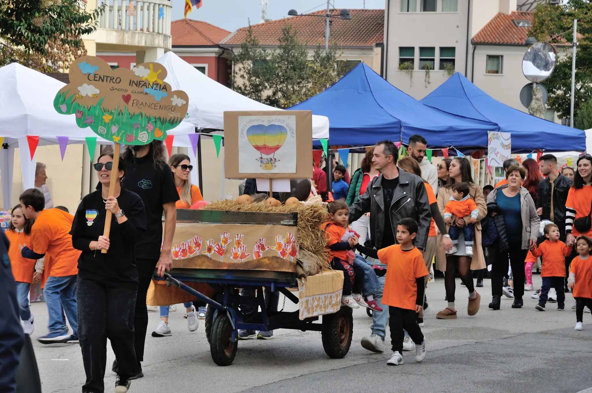 Bambini e scuole in sfilata