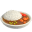 Curry japonais avec du riz blanc, une sauce brune, des morceaux de carottes, des petits pois et du gingembre mariné rouge.