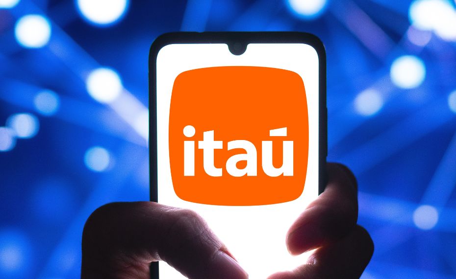 Itaú completa 100 anos oficialmente com campanha que destaca colaboradores e clientes