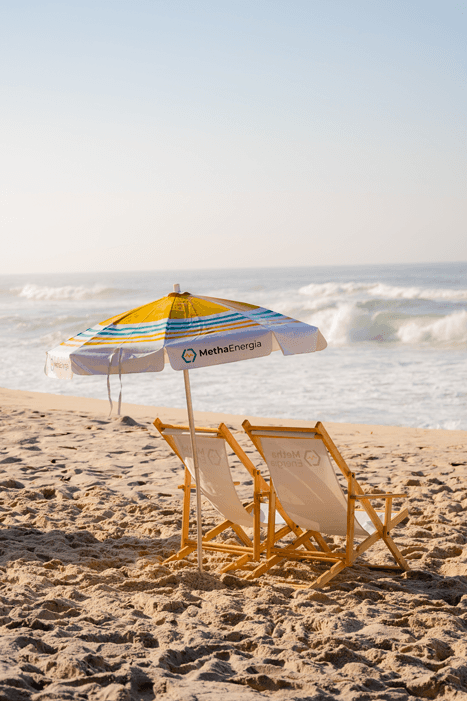 Cadeiras na praia com o guarda sol exclusivo da Metha Energia