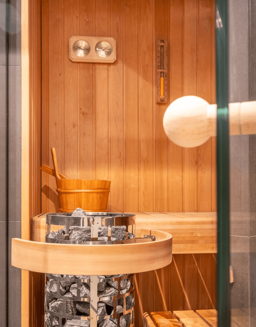Privé sauna in Hotel Four Stories Scheveningen met houten interieur en opgietemmer