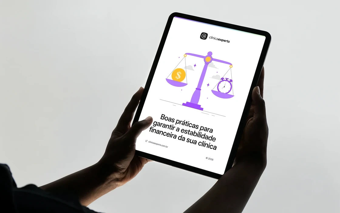 Tablet com o e-book Blindagem financeira para clínicas